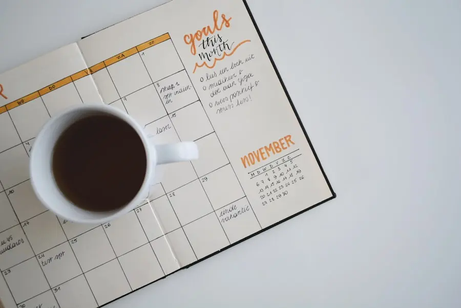 Open notitieboek met handgeschreven planner op een houten bureau